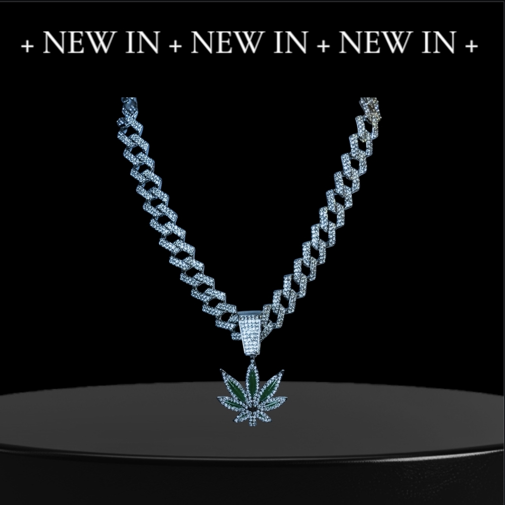 Elegant Silver Necklace with Green Leaf Pendant